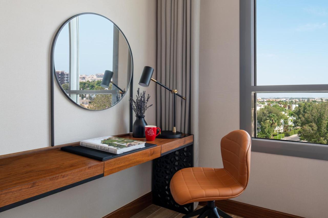 Swissotel Living Jiddah Esterno foto A work desk in a hotel room
