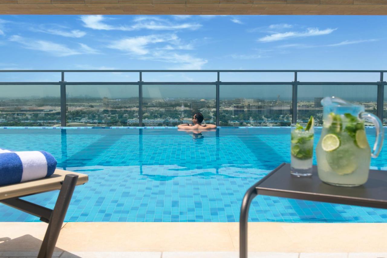 Swissotel Living Jiddah Esterno foto The swimming pool at the hotel