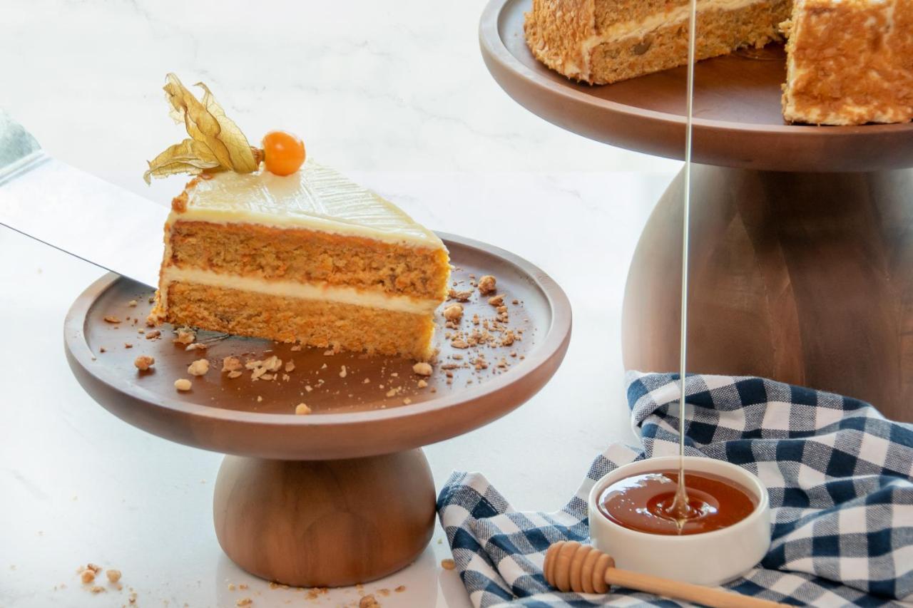 Swissotel Living Jiddah Esterno foto Honey being drizzled over a cake