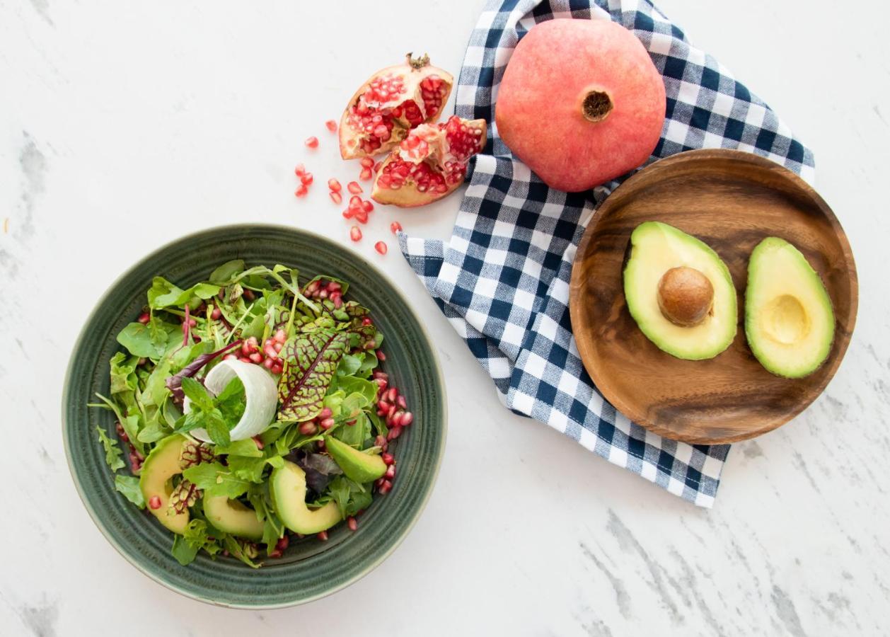 Swissotel Living Jiddah Esterno foto A salad with pomegranate seeds