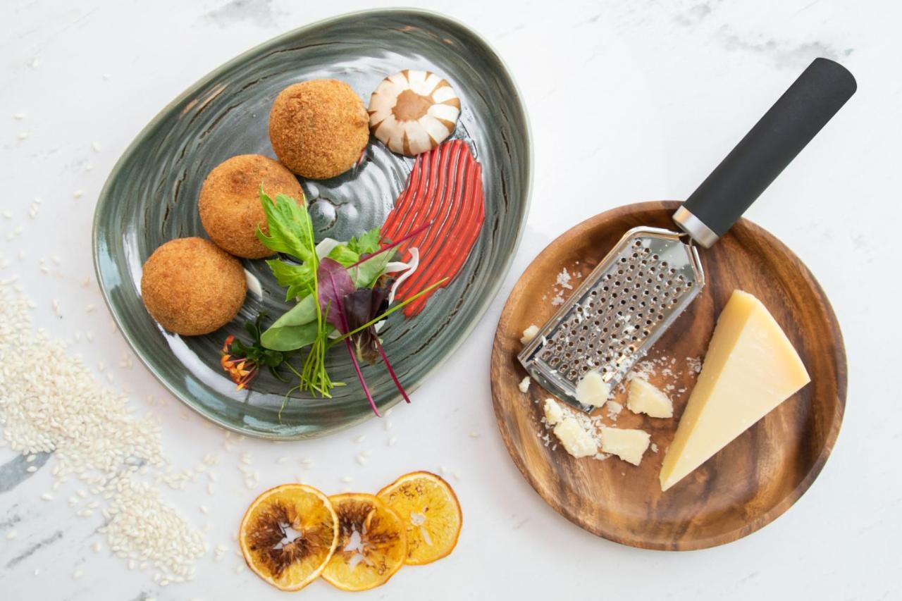Swissotel Living Jiddah Esterno foto A grater in use