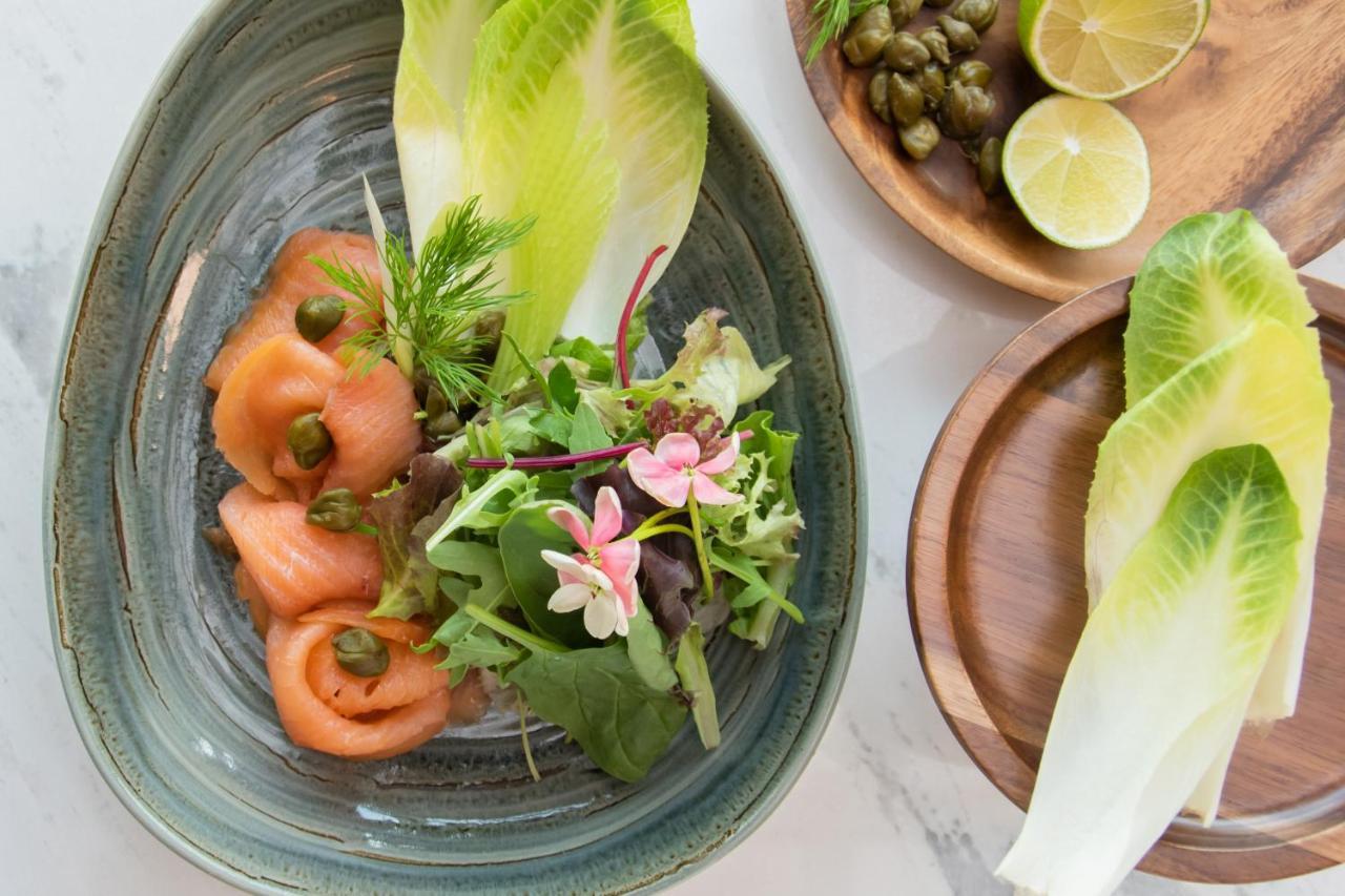 Swissotel Living Jiddah Esterno foto A salad with smoked salmon