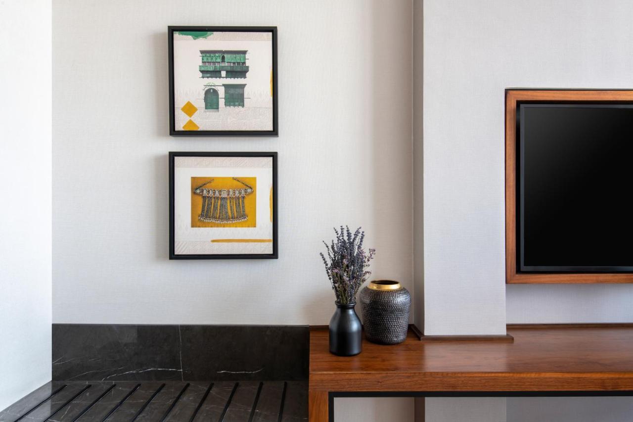 Swissotel Living Jiddah Esterno foto Artwork by artist, Mark Foxley