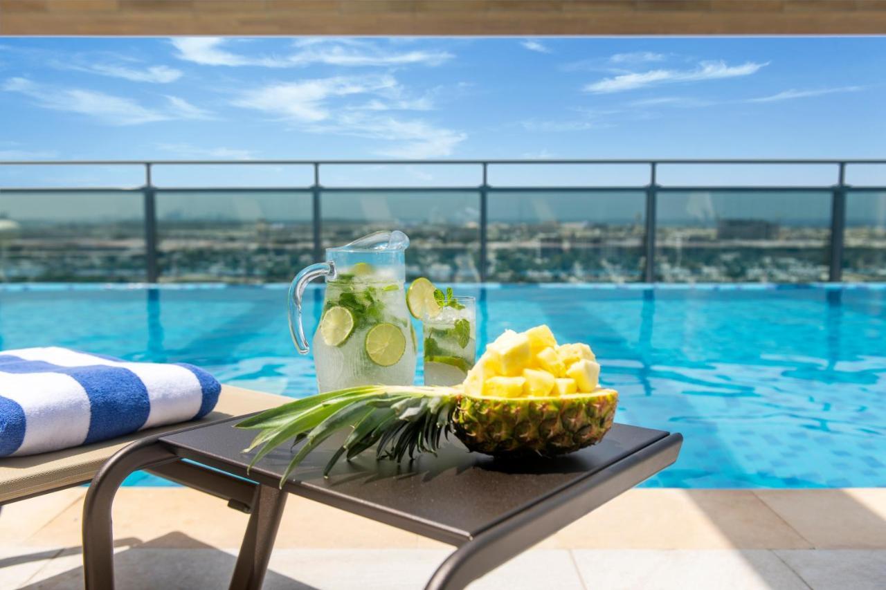 Swissotel Living Jiddah Esterno foto The pool at the hotel