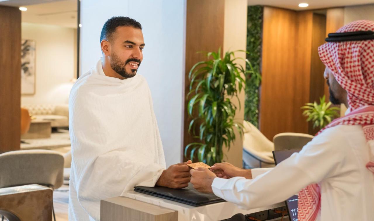 Swissotel Living Jiddah Esterno foto A hotel receptionist