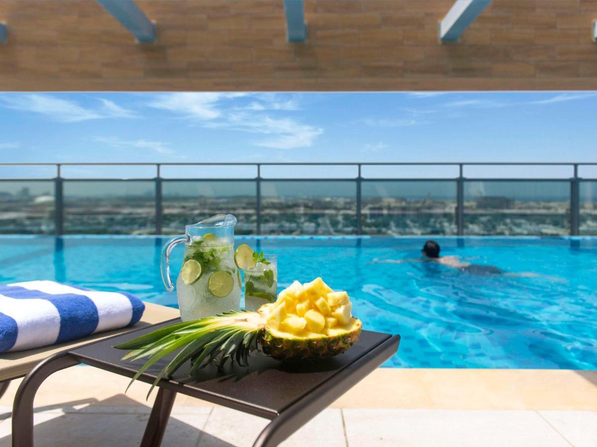 Swissotel Living Jiddah Esterno foto The swimming pool at the hotel