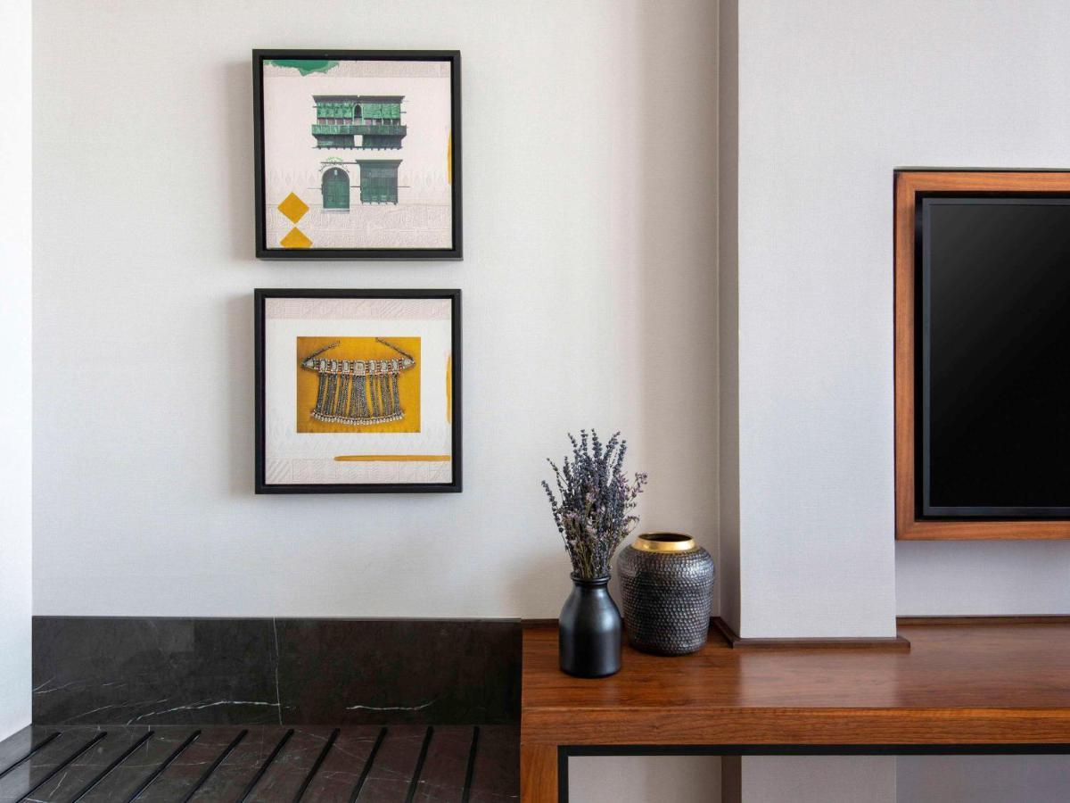 Swissotel Living Jiddah Esterno foto Artwork by artist, Mark Foxley