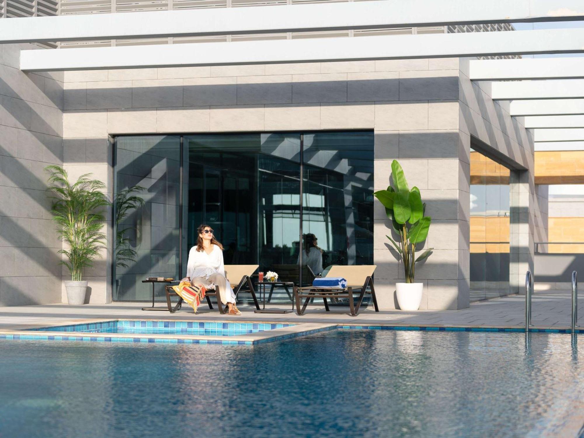 Swissotel Living Jiddah Esterno foto The swimming pool at the hotel