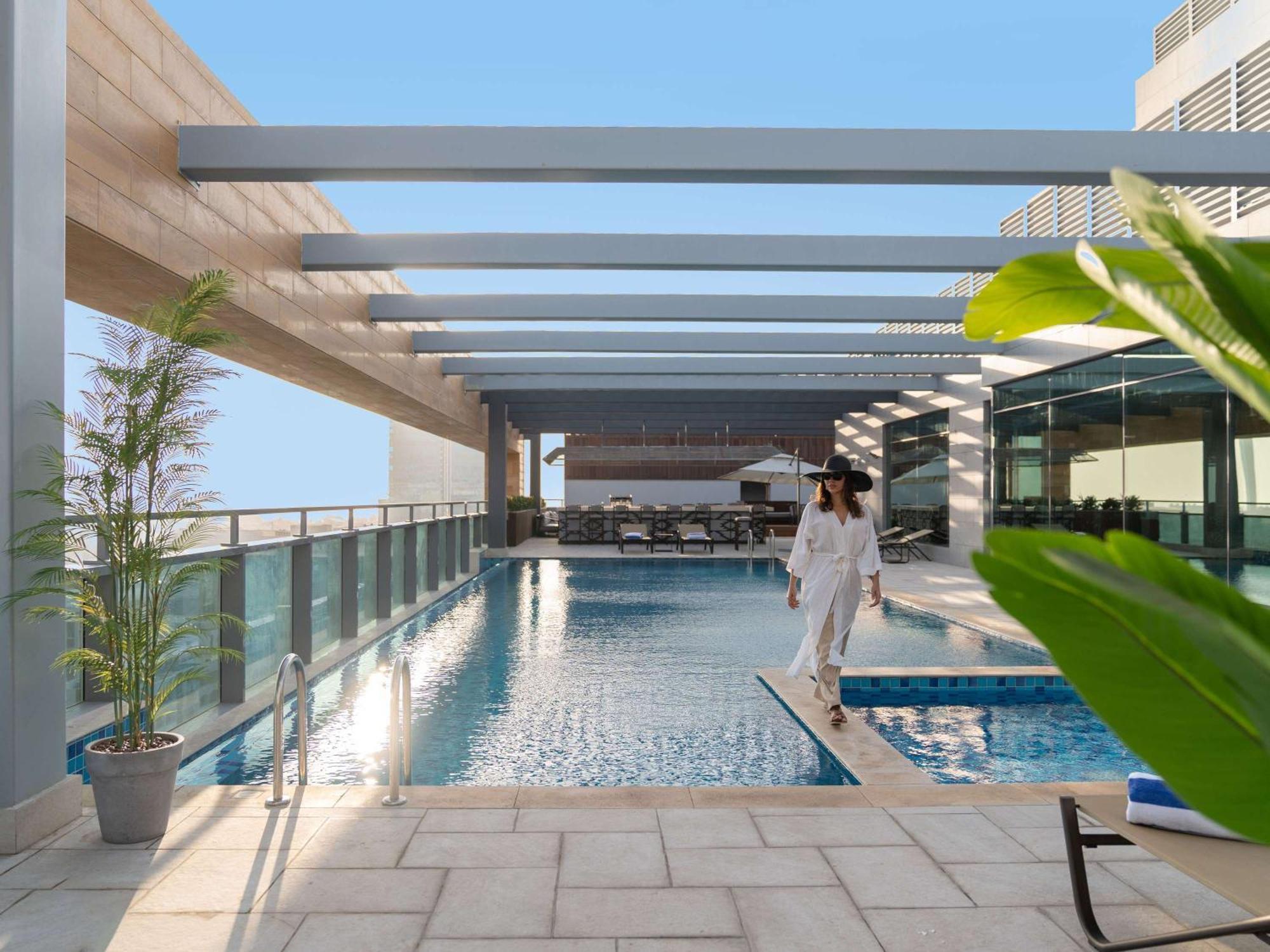 Swissotel Living Jiddah Esterno foto The swimming pool at the hotel