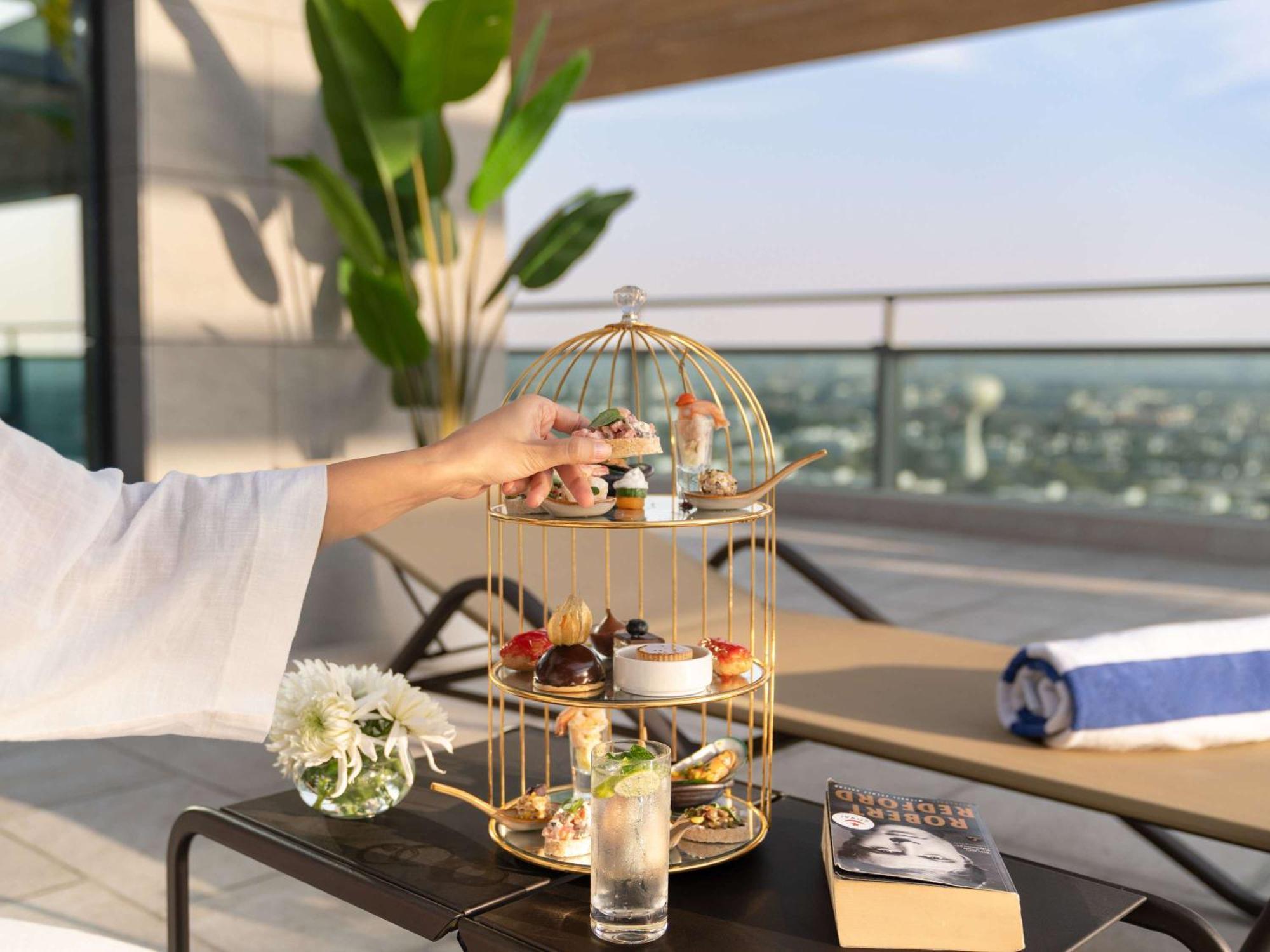 Swissotel Living Jiddah Esterno foto Afternoon tea at the pool deck