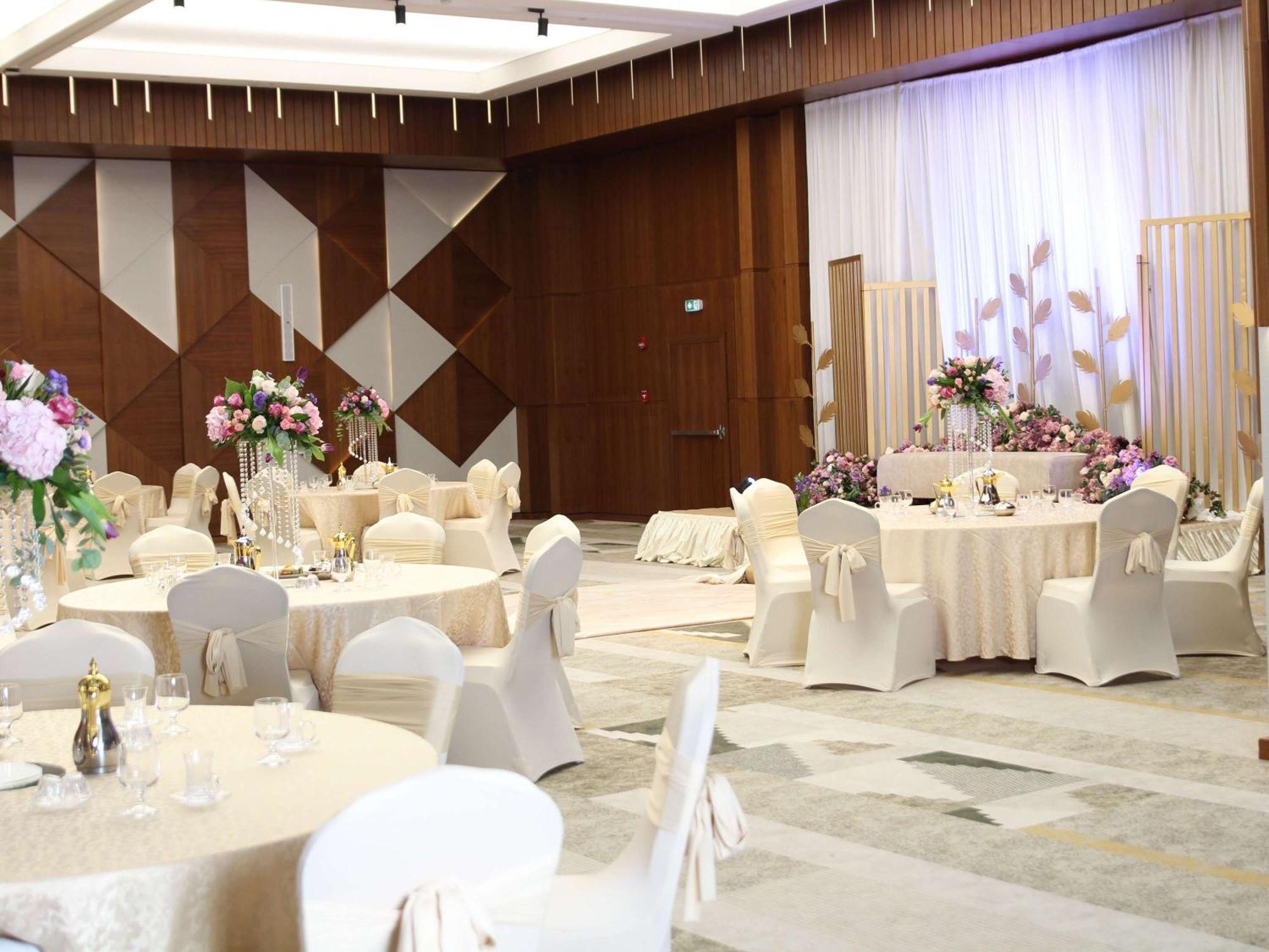 Swissotel Living Jiddah Esterno foto A wedding reception at the Grand Ballroom