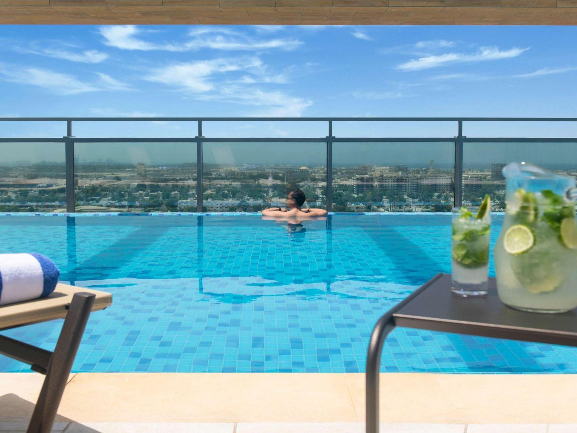 Swissotel Living Jiddah Esterno foto The swimming pool at the hotel